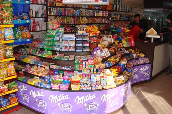 Un kiosco est ouvert à chaque croisement de la ville, pour une petite faim, recharger sa carte de métro, ou son téléphone.