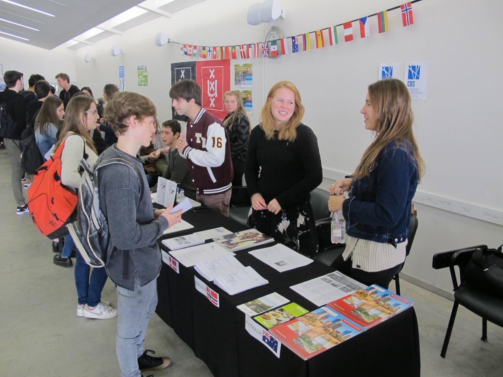 Durante el evento Study Abroad Fair, los estudiantes de intercambio aconsejan a los argentinos que preparan su viaje